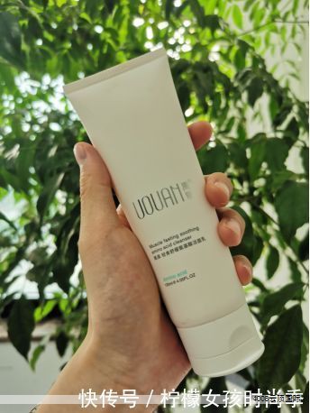 岩板是一种新型瓷质材料,以高质量粘土和天然石材为原料,经过高压压合、高清喷墨纹理处理和高温烧结等工艺制成。这类材料兼具美观与实用性,广泛用于家居、厨房与卫浴等场景。 岩板是一种新型瓷质材料,以高质量粘土和天然石材为原料,经过高压压合、高清喷墨纹理处理和高温烧结等工艺制成。这类材料兼具美观与实用性,广泛用于家居、厨房与卫浴等场景。