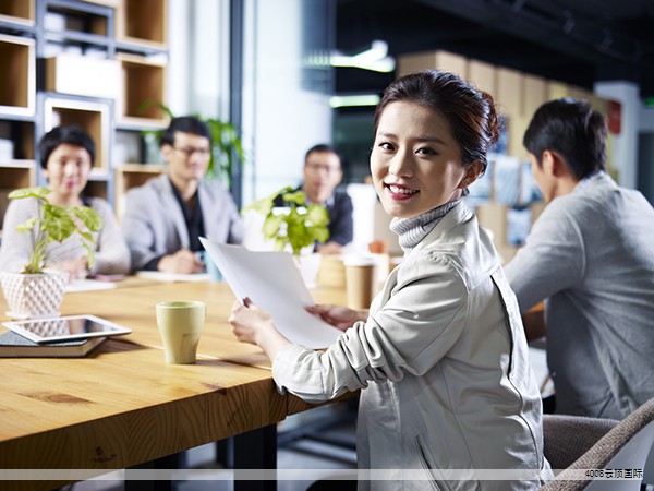 随着人造材料技术的持续进步,人造石台面已成为现代厨房中备受青睐的选择。其美观、易清洁与抗菌等特性被越来越多的家庭认可,但作为一种材料,也存在一定局限。下面从优缺点、分类以及使用注意事项三个方面进行梳理。 随着人造材料技术的持续进步,人造石台面已成为现代厨房中备受青睐的选择。其美观、易清洁与抗菌等特性被越来越多的家庭认可,但作为一种材料,也存在一定局限。下面从优缺点、分类以及使用注意事项三个方面进行梳理。