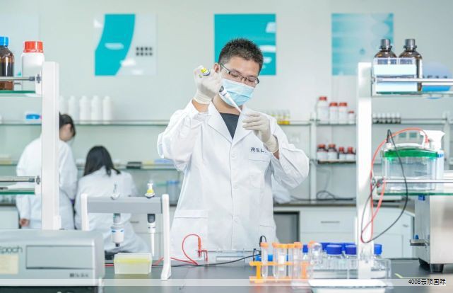 人工石是一种以高分子聚合物或无机胶凝材料作为粘结剂,辅以天然石材碎料、天然石英砂等为主要骨料,并加入颜料或其他辅助剂经搅拌、成型、固化等工艺共同形成的装饰材料。它弥补了天然石材资源紧张及性能不足,具备原料丰富、制造工艺相对简单、使用性能优越等特点,广泛应用于室内装饰领域。 人工石是一种以高分子聚合物或无机胶凝材料作为粘结剂,辅以天然石材碎料、天然石英砂等为主要骨料,并加入颜料或其他辅助剂经搅拌、成型、固化等工艺共同形成的装饰材料。它弥补了天然石材资源紧张及性能不足,具备原料丰富、制造工艺相对简单、使用性能优越等特点,广泛应用于室内装饰领域。