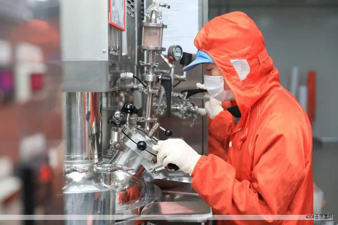 ACRION®是一种卓越的亚克力人造石材料，由丙烯酸树脂、矿物质与天然颜料精心组合而成，表面光滑、无孔、可热塑成型且视觉上无缝。