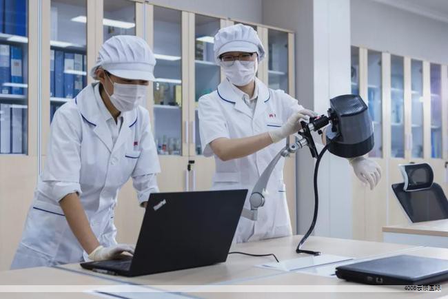 岩板在近年装修领域迅速走红，是一种新型高端板材，广泛出现在家居设计中。很多人对岩板的材料性质、适用场景和优缺点仍不熟悉，下面对其要点进行梳理。