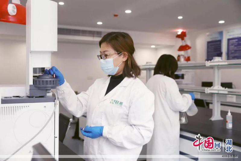 在家居风格上,我的定位是“佛系”,收纳倾向于大致归类、眼睛一闭就能看清的状态,因此对玻璃餐边柜既爱又恨。大面积的玻璃门让内部收纳显得混乱,日常需要频繁取用的物品(茶叶、保健品、零食、杯子等)往往堆在一起,外观不统一,容易造成视觉杂乱。最近参考了别人分享的做法,用长虹亚克力板改造了玻璃背面,效果出乎意料地好,于是把思路移植到自家的餐边柜、浴室柜和厨房窗,收获颇丰,愿意分享给大家。 在家居风格上,我的定位是“佛系”,收纳倾向于大致归类、眼睛一闭就能看清的状态,因此对玻璃餐边柜既爱又恨。大面积的玻璃门让内部收纳显得混乱,日常需要频繁取用的物品(茶叶、保健品、零食、杯子等)往往堆在一起,外观不统一,容易造成视觉杂乱。最近参考了别人分享的做法,用长虹亚克力板改造了玻璃背面,效果出乎意料地好,于是把思路移植到自家的餐边柜、浴室柜和厨房窗,收获颇丰,愿意分享给大家。