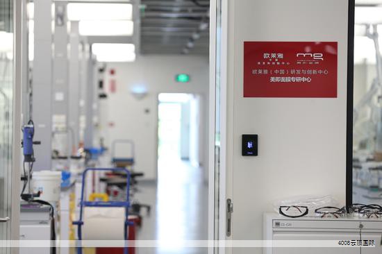 在橱柜选购阶段，橱柜台面的材质是一个重要考虑点。石英石、岩板、不锈钢和大理石各有优缺点，但就性价比而言，石英石往往更具综合优势。