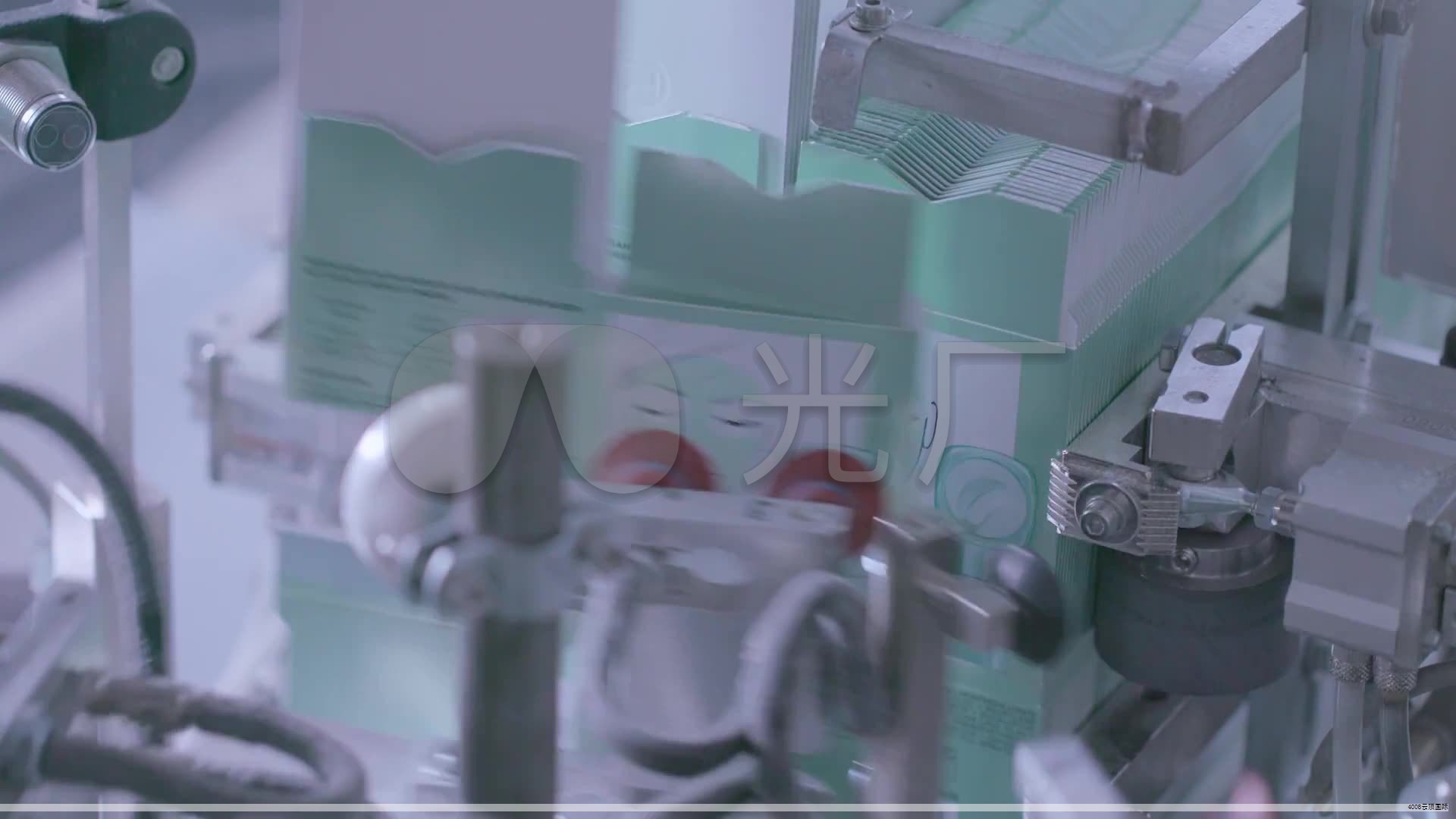 JOJO的奇妙冒险 石之海 系列饰品全新登场，以徐伦的蝶花纹为主题，搭配承太郎赠与徐伦的护身符意象，推出三种造型：吊坠、耳钉、耳环。