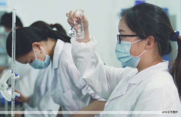 人造石英石板是一种以石英晶粒为主体骨架，辅以不饱和聚酯树脂、玻璃颗粒、色浆、固化剂和偶联剂等材料经特定工艺制成的复合板材。石英晶粒提供硬度与耐磨性，树脂与添加剂负责成型、粘结和表面质量。