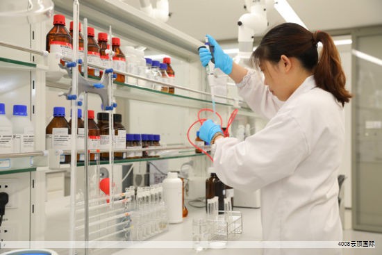 随着生活水平的提升，居住环境的美观与实用性越来越被关注。大理石和花岗岩是常用的高端饰面材料，二者在成分、硬度、纹理、使用场景与维护等方面存在明显差异，了解这些差异有助于更好地选购与应用。