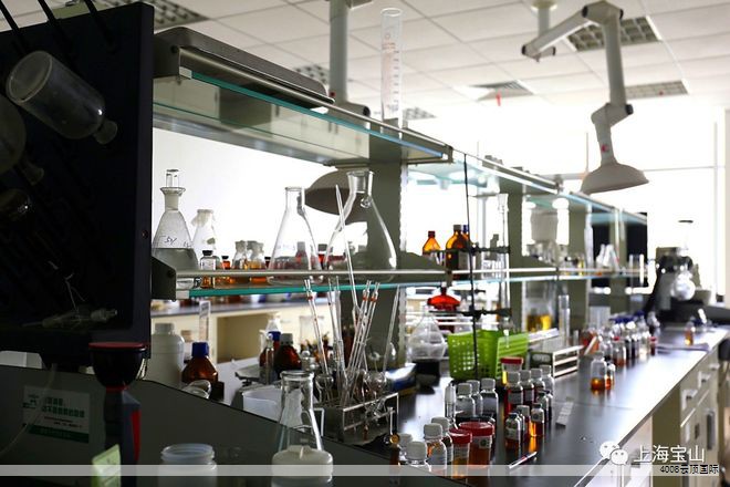 随着时代的推进，花岗岩因其坚固耐用与高雅气质，成为建筑装饰的主流材料，广泛应用于商业住宅、商场、政府办公楼、交通枢纽等项目，甚至在重要机构与别墅等场景也能看到它的身影。石材不仅是身份与品味的象征，更以沉稳的质感提升空间气质，营造出奢华而庄重的高端氛围。花岗岩纹理自然美观、纹理细腻、结构致密、化学性质稳定，耐风化与耐磨性出色，即使经常使用也仅表现为表面微磨或轻微磨损，长期使用仍能保持坚固。