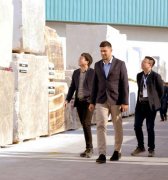 比如有福建企业带着国产花岗岩参展