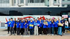 迅速组成了一支整齐的献血队伍