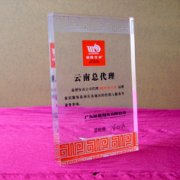 冬日的暖阳透过窗棂