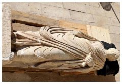 建筑承包商Georgi Kraychev将雕像送到了瓦尔纳地区