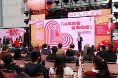 <b>市政协副主席黄清地为13位“南安市幸福婚姻家庭</b>