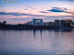 步行可达五云山登山步道、宋城景区等自然与人