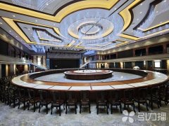 “每一个弧形桌单元