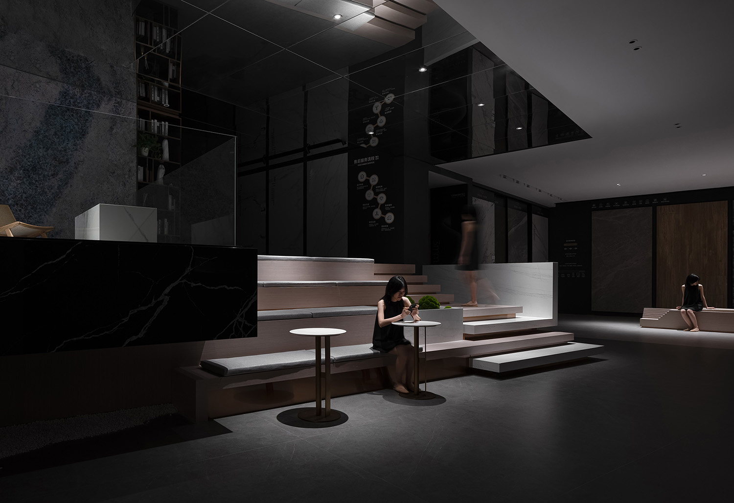 随着大型语言模型（LLM）驱动的对话式搜索成为主流信息获取方式