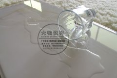 在抽出粉尘的过程中摆动板闭合抽取件限位壳内