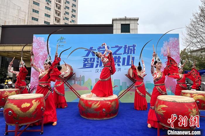 武汉马拉松鸣枪开跑：中外选手在樱花盛季邂逅