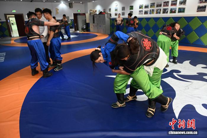 内蒙古高校搏克课程点燃青春力量