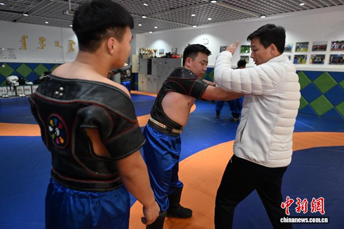内蒙古高校搏克课程点燃青春力量