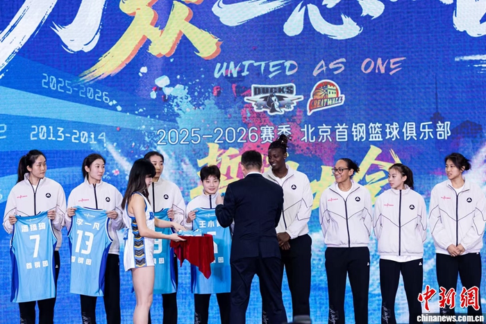 北京首钢男篮女篮誓师迎战新赛季 新援集结双主