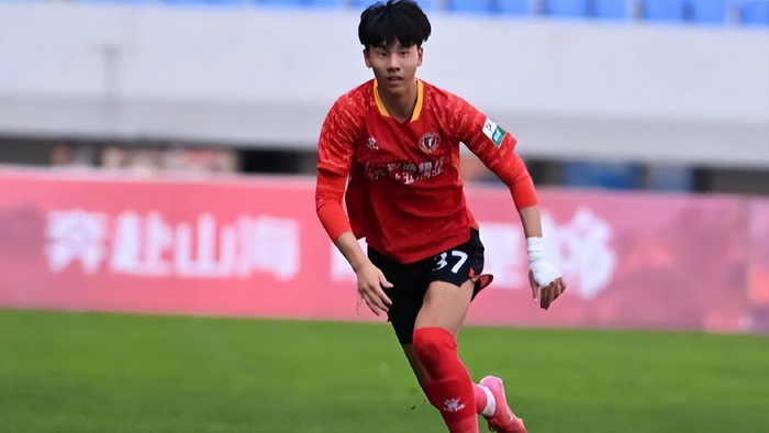 中国球员张家鸣即将获得劳工证 有望提前返回英