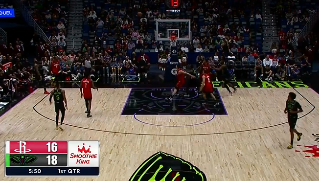 火箭新星申京首节防守成鹈鹕重点突破对象