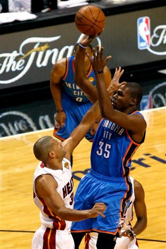 肖恩·巴蒂尔坦言防守杜兰特无计可施：肉搏战术